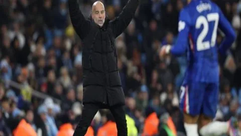 “十四冬盛启：白晶莹执旗展荣光，刻印心间永恒记忆”